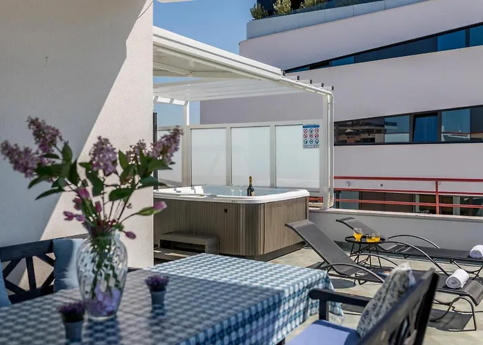 Seaside Penthouse With Hot Tub Sky Living * 斯普利特