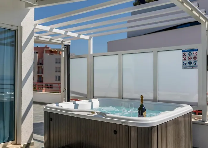 Seaside Penthouse With Hot Tub Sky Living *