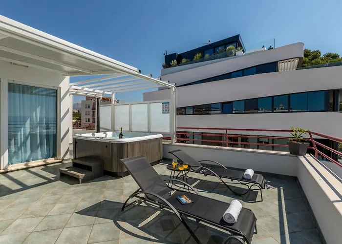 Seaside Penthouse With Hot Tub Sky Living 公寓 斯普利特