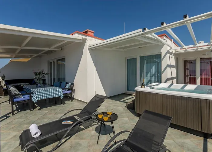 Seaside Penthouse With Hot Tub Sky Living 斯普利特