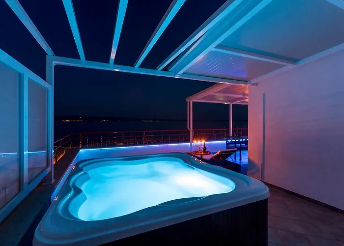 公寓 Seaside Penthouse With Hot Tub Sky Living