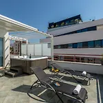 Seaside Penthouse With Hot Tub Sky Living Apartman Split