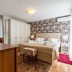 Seaside Penthouse With Hot Tub Sky Living Apartman Split