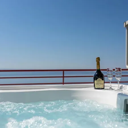 Seaside Penthouse With Hot Tub Sky Living * Split