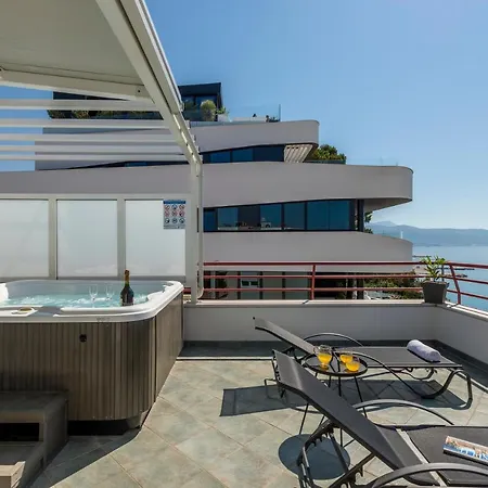 Seaside Penthouse With Hot Tub Sky Living *