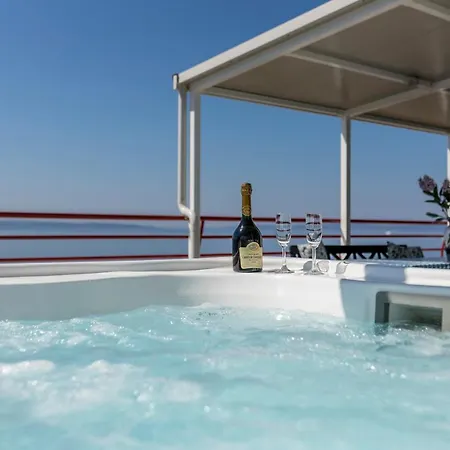 아파트 Seaside Penthouse With Hot Tub Sky Living