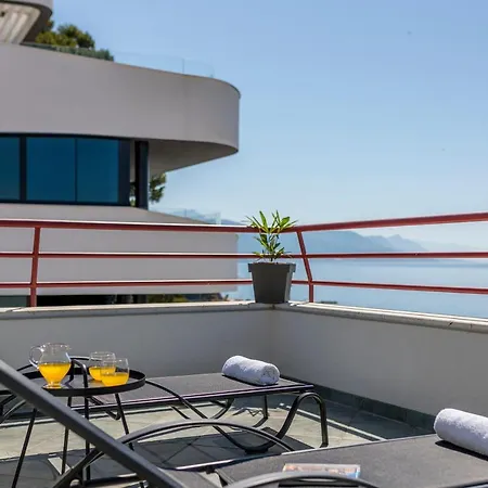 Апартаменты Seaside Penthouse With Hot Tub Sky Living