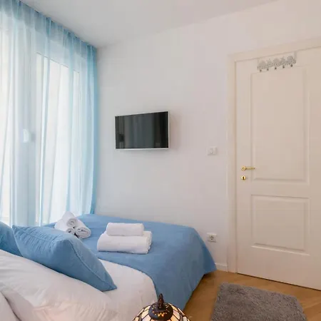 Apartman Seaside Penthouse With Hot Tub Sky Living Split