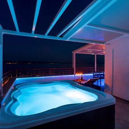 아파트 Seaside Penthouse With Hot Tub Sky Living