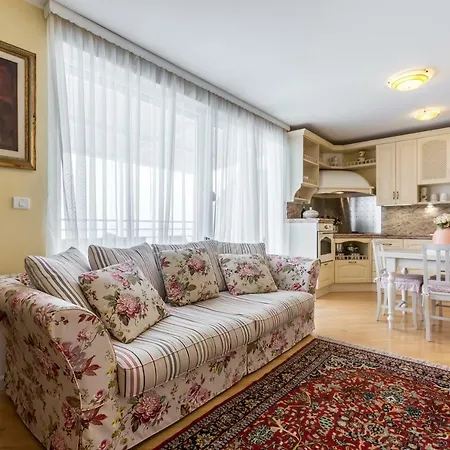 Seaside Penthouse With Hot Tub Sky Living 스플리트