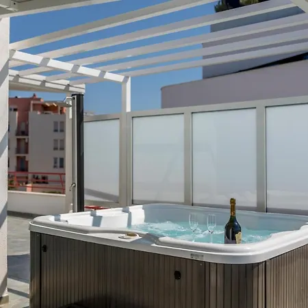 Seaside Penthouse With Hot Tub Sky Living *