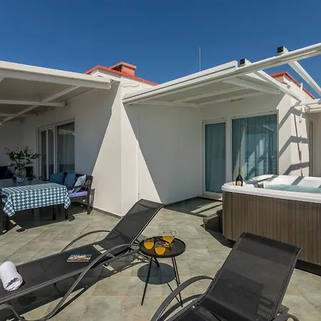Seaside Penthouse With Hot Tub Sky Living Split