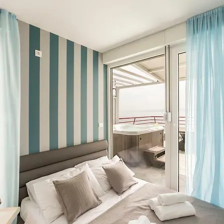 Seaside Penthouse With Hot Tub Sky Living Apartment *